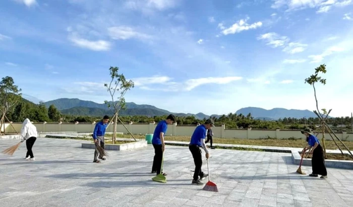 Đoàn Thanh niên xã Nam Cam Ranh ra quân "Ngày Chủ nhật xanh"