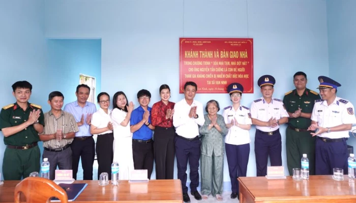 Bàn giao nhà ở cho gia đình chính sách tại xã Vạn Ninh