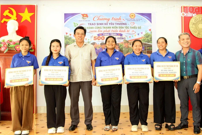 Trao gà giống hỗ trợ thanh niên đồng bào dân tộc thiểu số phát triển sinh kế