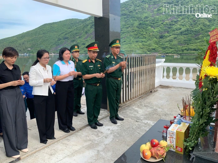 Ủy ban MTTQ Việt Nam phường Nha Trang dâng hương tại Nghĩa trang Liệt sĩ Bích Đầm