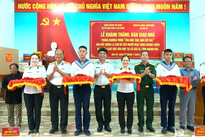 Vùng 4 Hải quân khánh thành, bàn giao 4 căn nhà cho các gia đình chính sách
