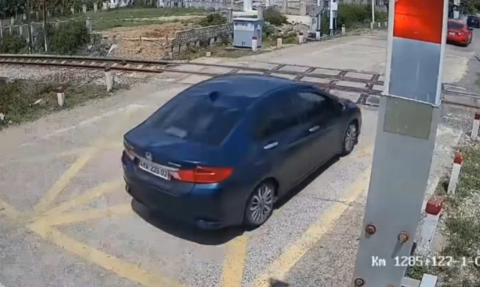 Xử lý nữ tài xế điều khiển ô tô vượt đường sắt khi đèn đỏ đã bật