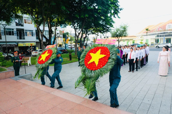 Phường Tây Nha Trang dâng hoa, dâng hương tri ân các anh hùng liệt sĩ tại Công viên 23 tháng 10