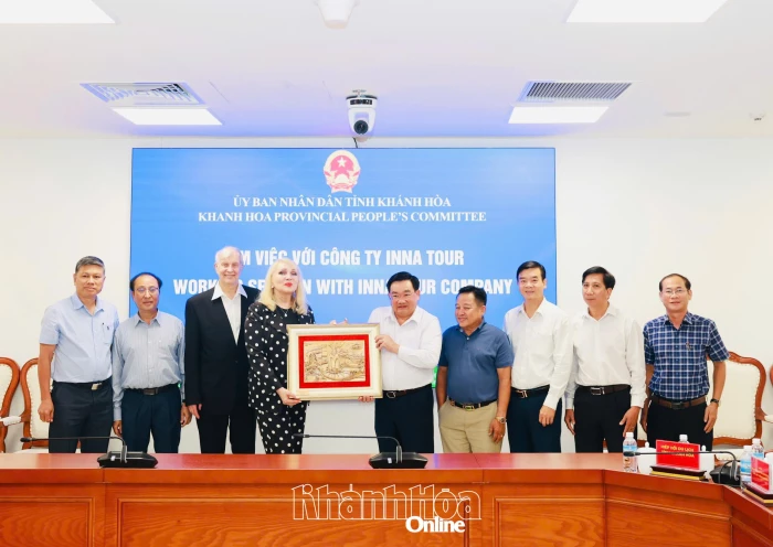 Phó Chủ tịch UBND tỉnh Trịnh Minh Hoàng làm việc với Công ty Inna Tour (Liên bang Nga)