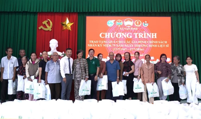 Mặt trận xã Vạn Ninh tặng 300 suất quà cho các gia đình chính sách