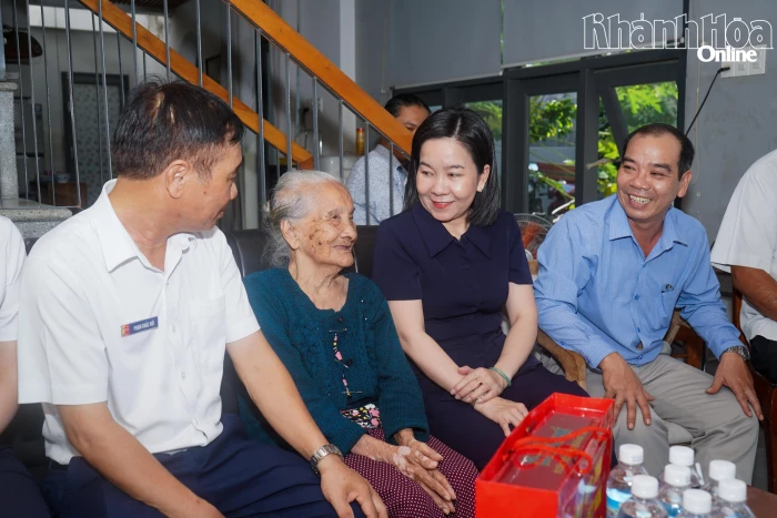 Lãnh đạo Ban Tuyên giáo và Dân vận Tỉnh ủy thăm, tặng quà gia đình có công với cách mạng tại phường Tây Nha Trang