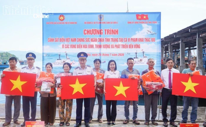 Cảnh sát biển đồng hành với ngư dân phường Bắc Nha Trang