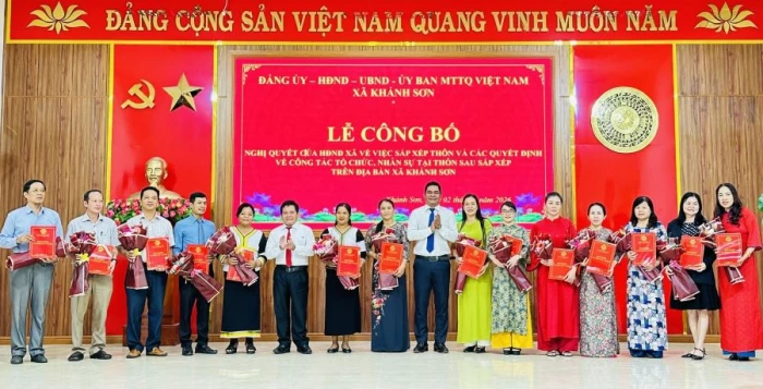 Xã Khánh Sơn công bố các nghị quyết, quyết định về sắp xếp tổ chức thôn