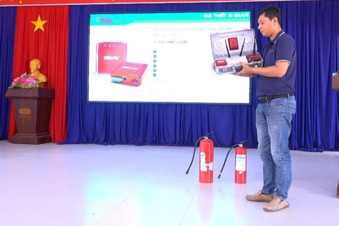 21 cơ sở, hộ kinh doanh tại xã Đông Khánh Sơn được hướng dẫn phòng cháy, chữa cháy