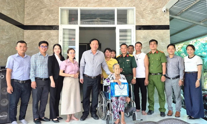 Xã Tây Ninh Hòa thăm, tặng quà người có công với cách mạng