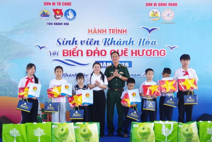 Bộ đội Biên phòng tỉnh Khánh Hòa phối hợp tổ chức chương trình “Sinh viên với biển, đảo quê hương”