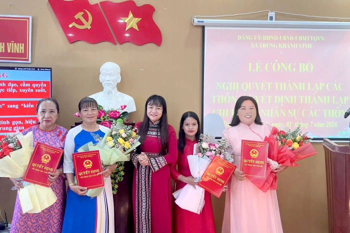 Xã Trung Khánh Vĩnh công bố quyết định thành lập 6 chi bộ thôn