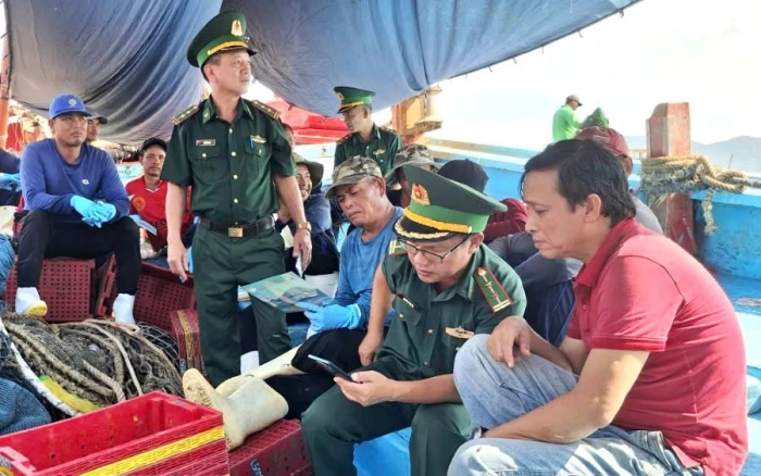 Đồn Biên phòng Cam Ranh tuyên truyền chuyển đổi số và chống khai thác IUU cho ngư dân