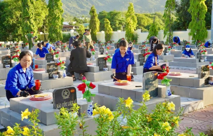 Tuổi trẻ phường Cam Ranh ra quân sơn sửa hơn 300 phần mộ liệt sĩ