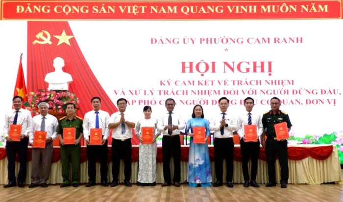 Phường Cam Ranh công bố các quyết định về công tác cán bộ