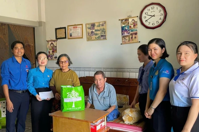 Công đoàn phường Cam Ranh thăm, tặng quà các gia đình chính sách