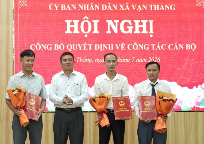 Xã Vạn Thắng công bố các quyết định về công tác cán bộ