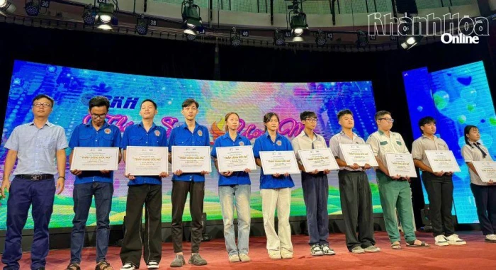 Báo và Phát thanh, Truyền hình Khánh Hòa phối hợp trao 26 suất học bổng cho học sinh, sinh viên vượt khó, học giỏi