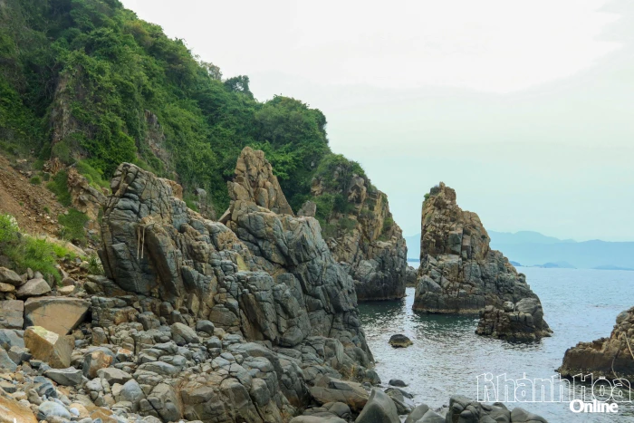 Bình yên nơi sóng chạm vào đá