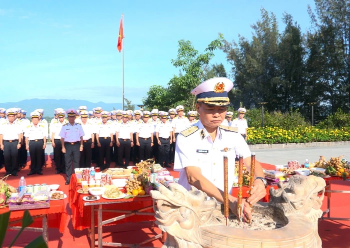 Vùng 4 Hải quân dâng hương tưởng niệm các anh hùng liệt sĩ