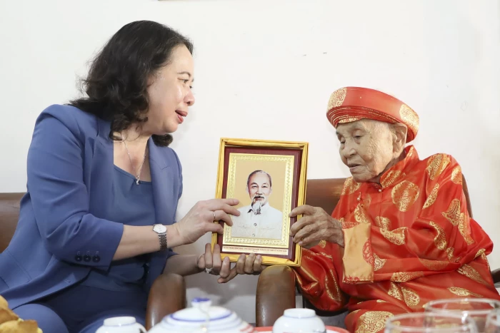 Đời mẹ sáng cùng non sông