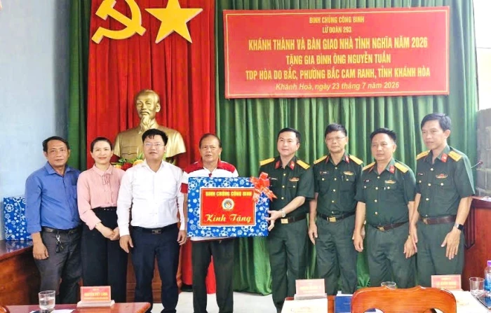 Bàn giao nhà tình nghĩa cho thân nhân liệt sĩ tại phường Bắc Cam Ranh