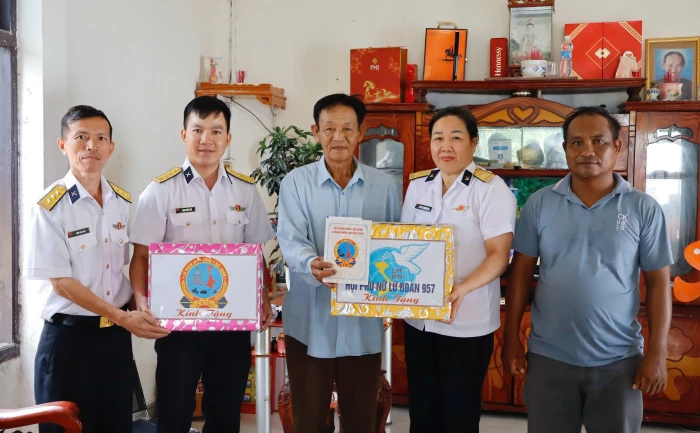 Lữ đoàn 957 thăm, tặng quà các thương binh, gia đình chính sách tại xã Nam Cam Ranh