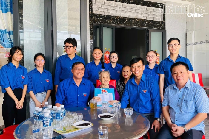 Tỉnh đoàn thăm, tặng quà các Mẹ Việt Nam Anh hùng, Anh hùng Lực lượng vũ trang nhân dân