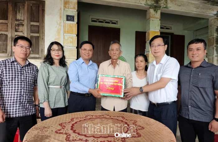 Đoàn công tác Ủy ban Trung ương MTTQ Việt Nam thăm, tặng quà người dân bị ảnh hưởng do bão lũ