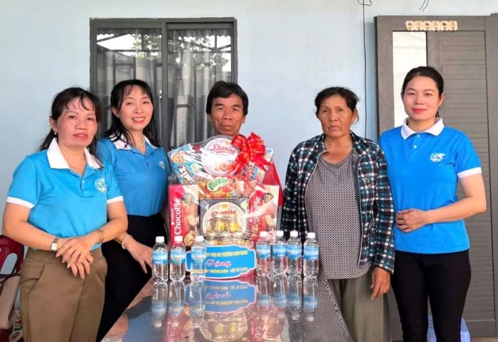 Hội Liên hiệp Phụ nữ phường Cam Ranh thăm, tặng quà các gia đình thờ cúng liệt sĩ
