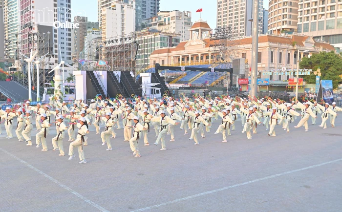 Gần 200 người đồng diễn thể dục dưỡng sinh hưởng ứng Festival Biển