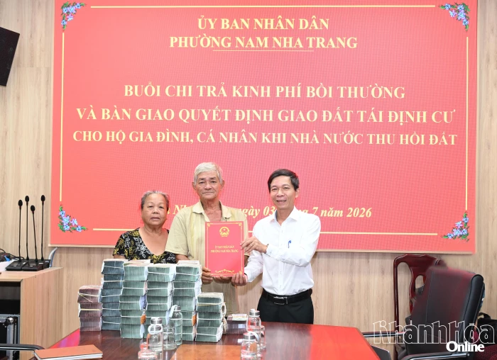 Hộ dân đầu tiên nhận bàn giao đất tái định cư tại Khu tái định cư Đất Lành, phường Nam Nha Trang