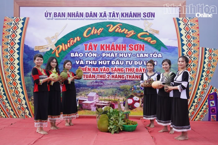 Ra mắt phiên chợ vùng cao Tây Khánh Sơn
