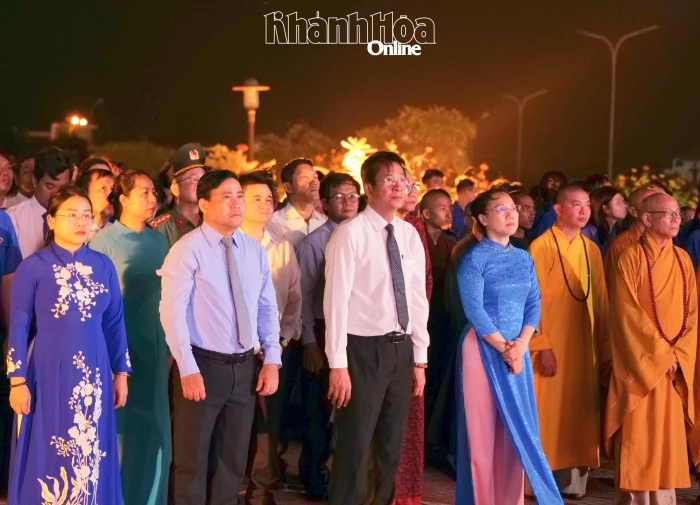Lễ thắp nến tri ân các anh hùng, liệt sĩ tại Nghĩa trang Liệt sĩ Ninh Thuận