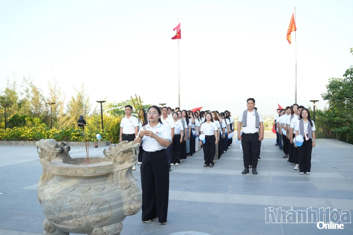 Sôi nổi hành trình "Sinh viên Khánh Hòa với biển, đảo quê hương"