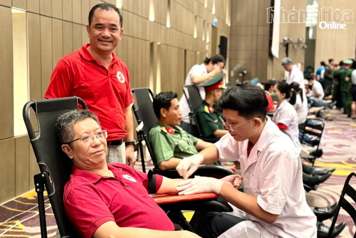 Gần 1.000 người tham gia Ngày hội hiến máu tình nguyện