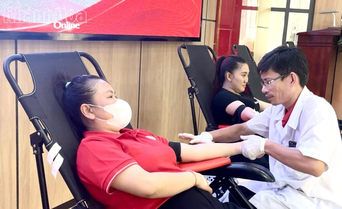 Gần 200 người tham gia hiến máu tình nguyện và được sàng lọc bệnh lý huyết học