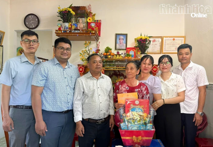 Xã Khánh Vĩnh thăm, tặng quà các gia đình có công với cách mạng