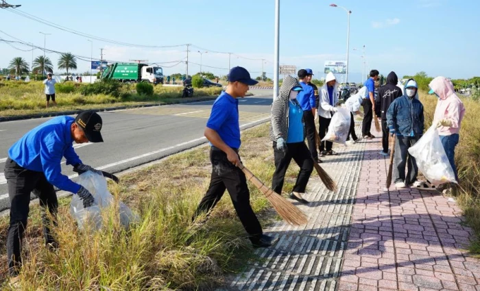 Phường Bắc Cam Ranh ra quân tổng vệ sinh môi trường