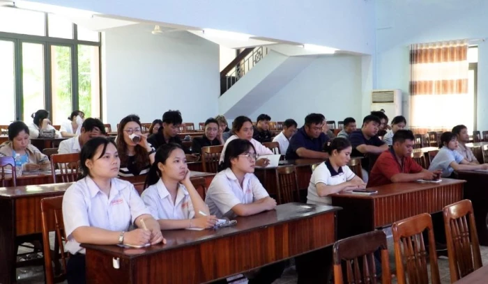 Bồi dưỡng lý luận chính trị cho gần 50 đảng viên mới khu vực Cam Ranh