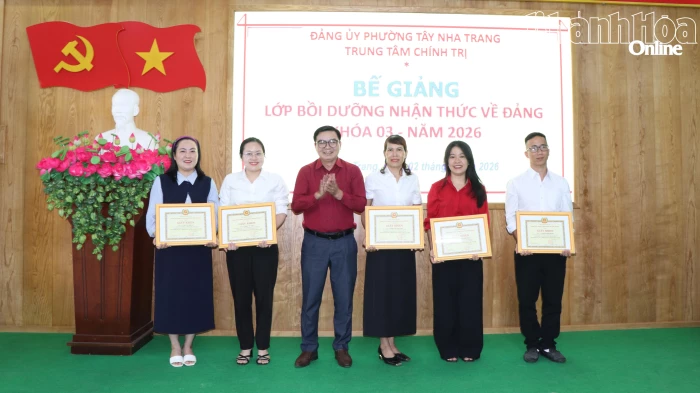 Trung tâm Chính trị Nha Trang bế giảng lớp bồi dưỡng nhận thức về Đảng khóa 3 năm 2026