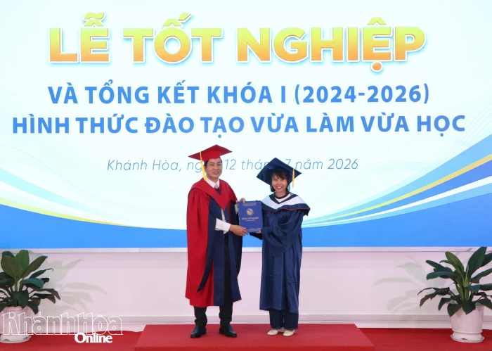Trường Đại học Khánh Hòa trao bằng tốt nghiệp cho 98 sinh viên hệ vừa làm vừa học