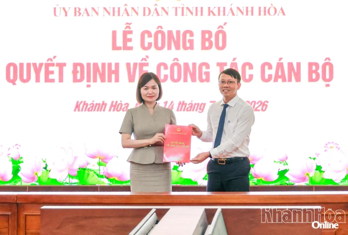 UBND tỉnh Khánh Hòa trao Quyết định bổ nhiệm bà Hoàng Thị Mỹ Hạnh giữ chức vụ Phó Chánh Văn phòng UBND tỉnh
