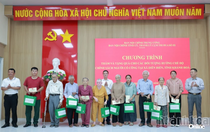 Đoàn công tác Ban Nội chính Trung ương thăm, tặng quà gia đình người có công với cách mạng ở xã Diên Điền