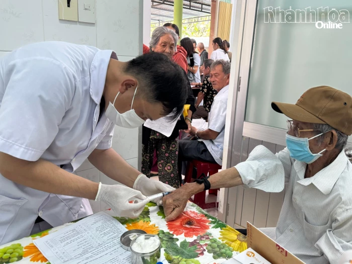 Khám sức khỏe miễn phí cho người dân xã Diên Khánh