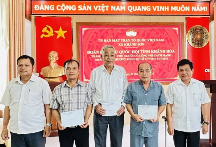 Xã Khánh Sơn tặng quà cho người có công với cách mạng