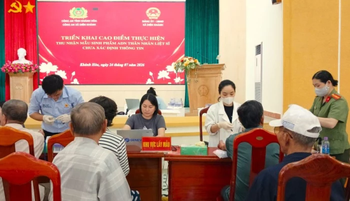 Thu nhận mẫu ADN của thân nhân liệt sĩ chưa xác định danh tính tại khu vực Diên Khánh