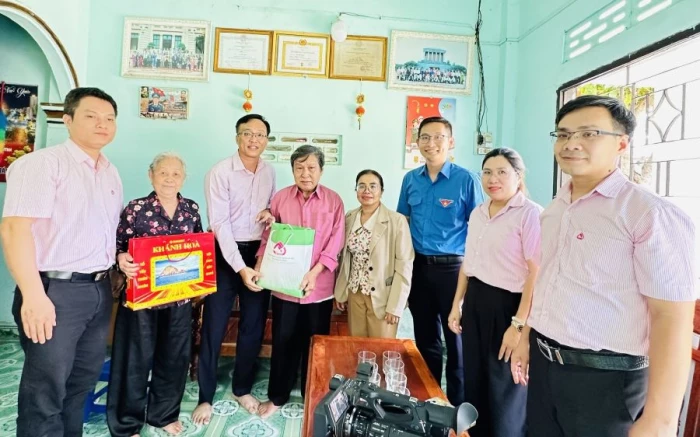 Công đoàn cơ sở Ngân hàng Chính sách xã hội tỉnh Khánh Hòa thăm, tặng quà người có công tại xã Khánh Sơn