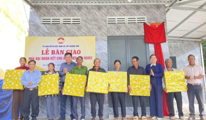 Xã Tây Khánh Sơn bàn giao 13 căn nhà Đại đoàn kết cho hộ nghèo, cận nghèo
