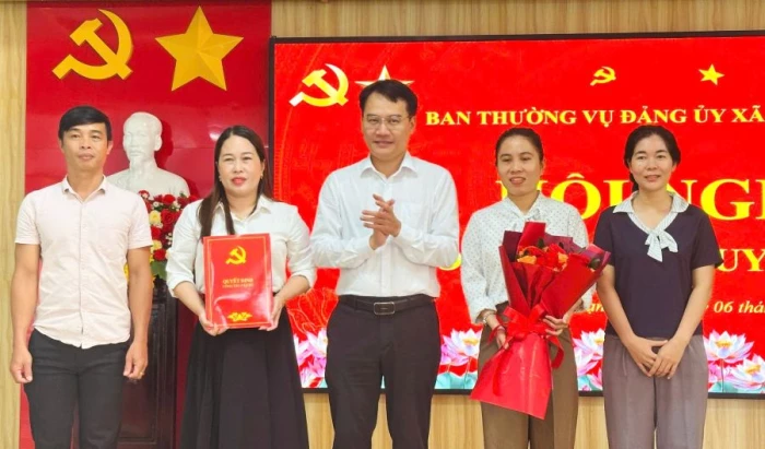 Đảng ủy xã Vạn Thắng công bố các nghị quyết, quyết định thành lập, sắp xếp lại thôn, chi bộ thôn
